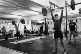 CrossFit Miramas n’est pas qu’une salle de sport, il s’agit d’un centre de coaching sport-santé dont l’objectif est de vous faire adopter la forme physique comme un style de vie.