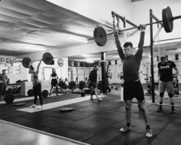CrossFit Miramas n’est pas qu’une salle de sport, il s’agit d’un centre de coaching sport-santé dont l’objectif est de vous faire adopter la forme physique comme un style de vie.
